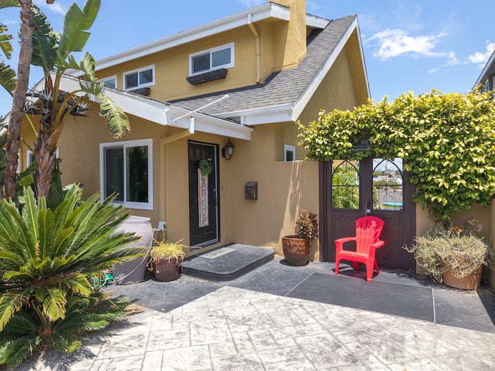 30+Day BEACH Hm w/POOL, HotTub, BEACH, Town, Views Houses for Rent in