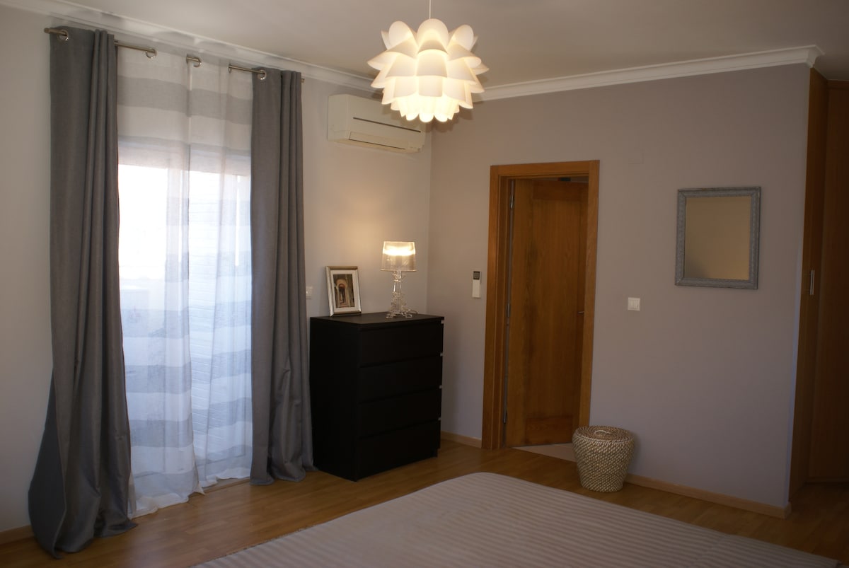 Dhomë gjumi/suitë e madhe # 3, me qasje në banjë brenda.