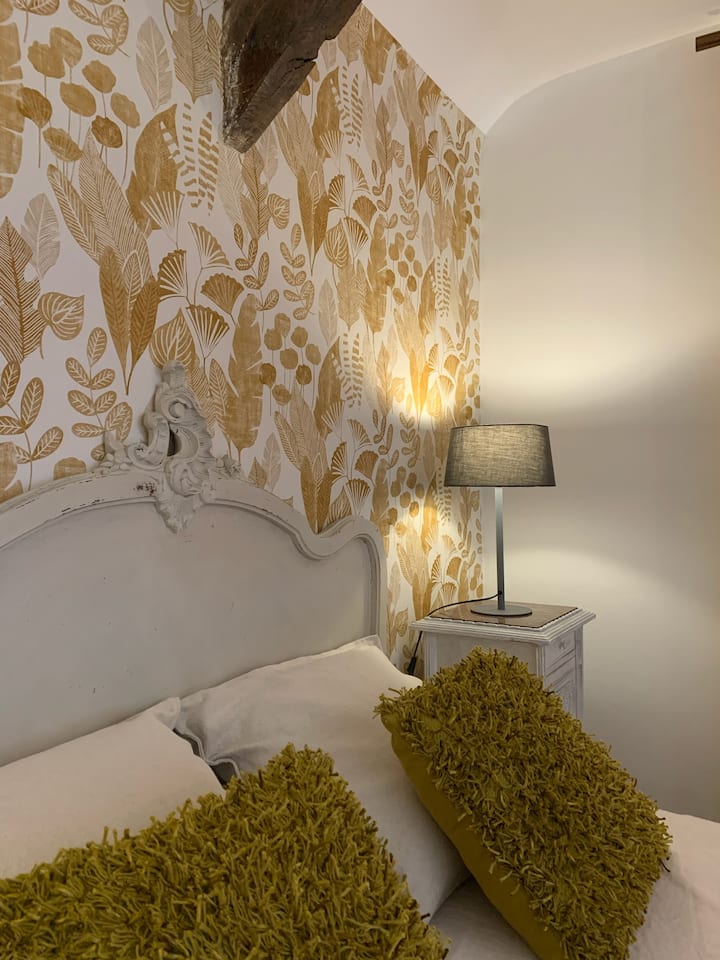 El interior de la casa, lado de la cama.