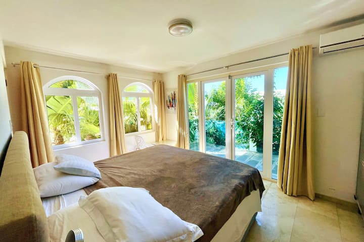 Tropická spálňa na prvom poschodí s vlastnou kúpeľňou