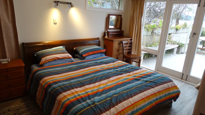 מיטת סופר קינג סייז בחדר השינה הראשי