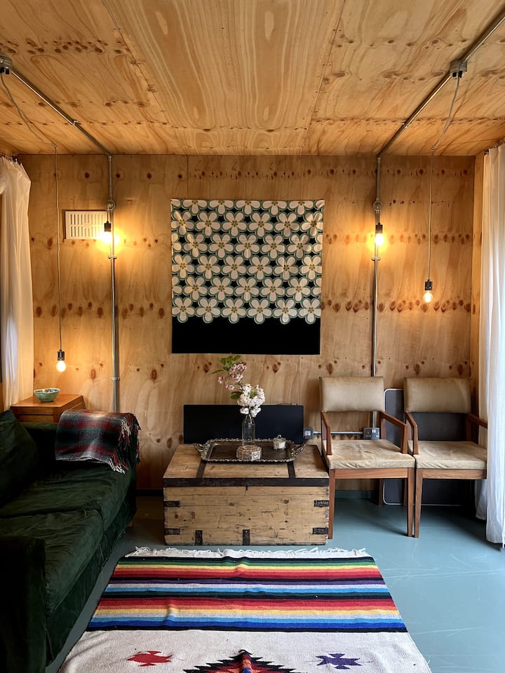 Ambienti i ndenjjes me pamje nga krevati