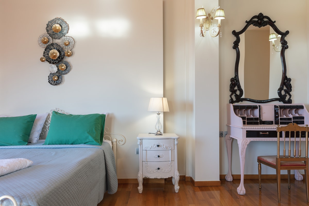 Cómodo dormitorio doble con iluminación suave, detalles divertidos y mucho espacio para relajarse.