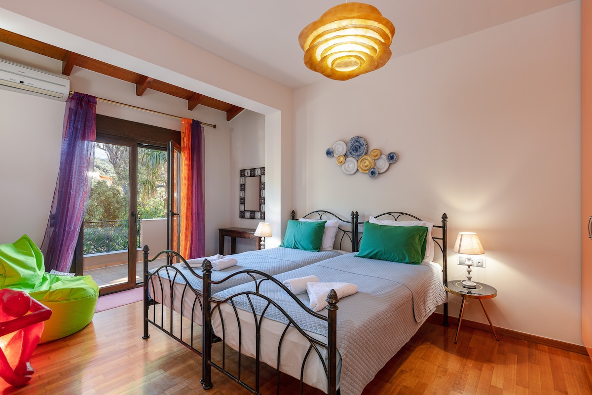 Una encantadora habitación doble con decoración ecléctica, que combina la comodidad moderna con un toque artístico.