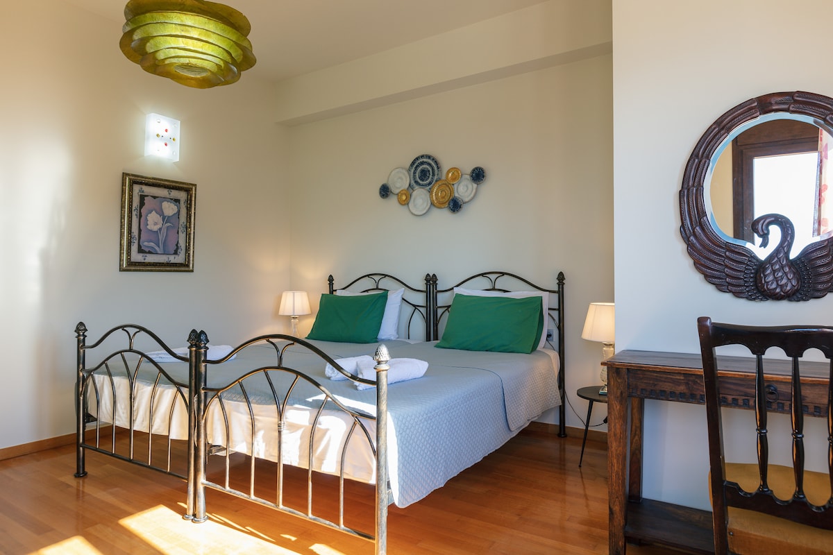 Una habitación doble llena de carácter donde la comodidad se une a la creatividad, perfecta para una gran noche de sueño y una mañana de descanso.