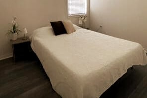 Dormitorio 2 con cama doble y vestidor.