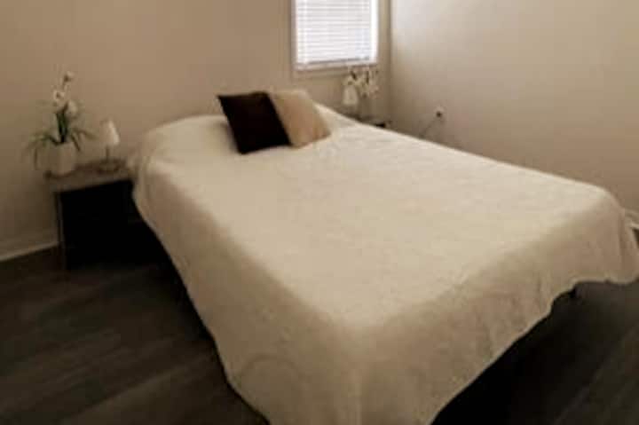 Chambre 2 avec lit double et penderie