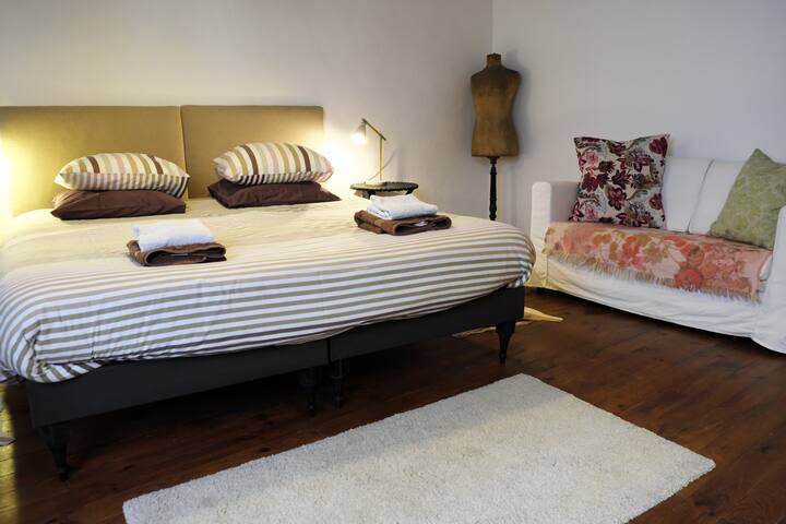 DHOMË GJUMI "KING SIZE" NË KATIN E POSHTËM