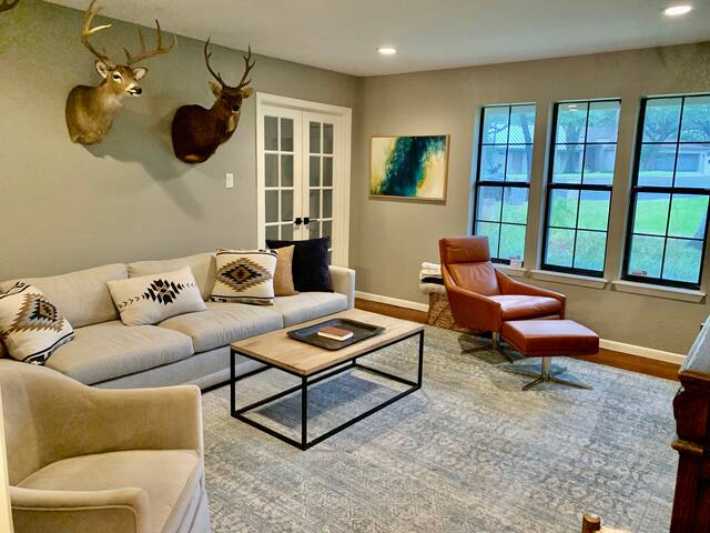 Home Close to Downtown ATX with a Pool! gallery image 4