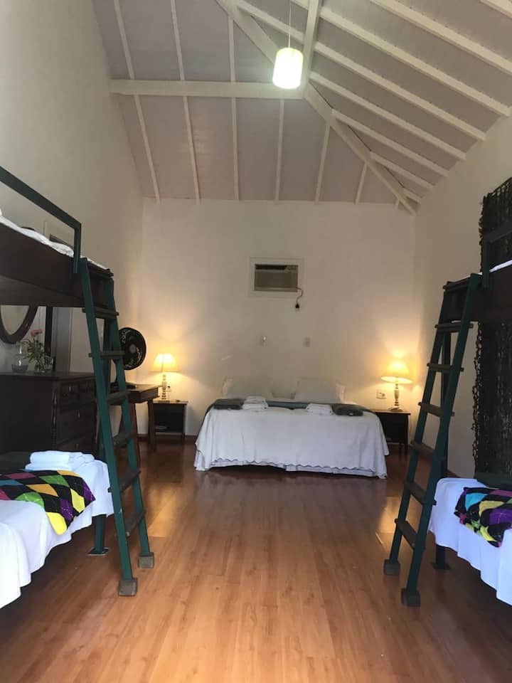 Suite 8 - Habitación doble con dos literas