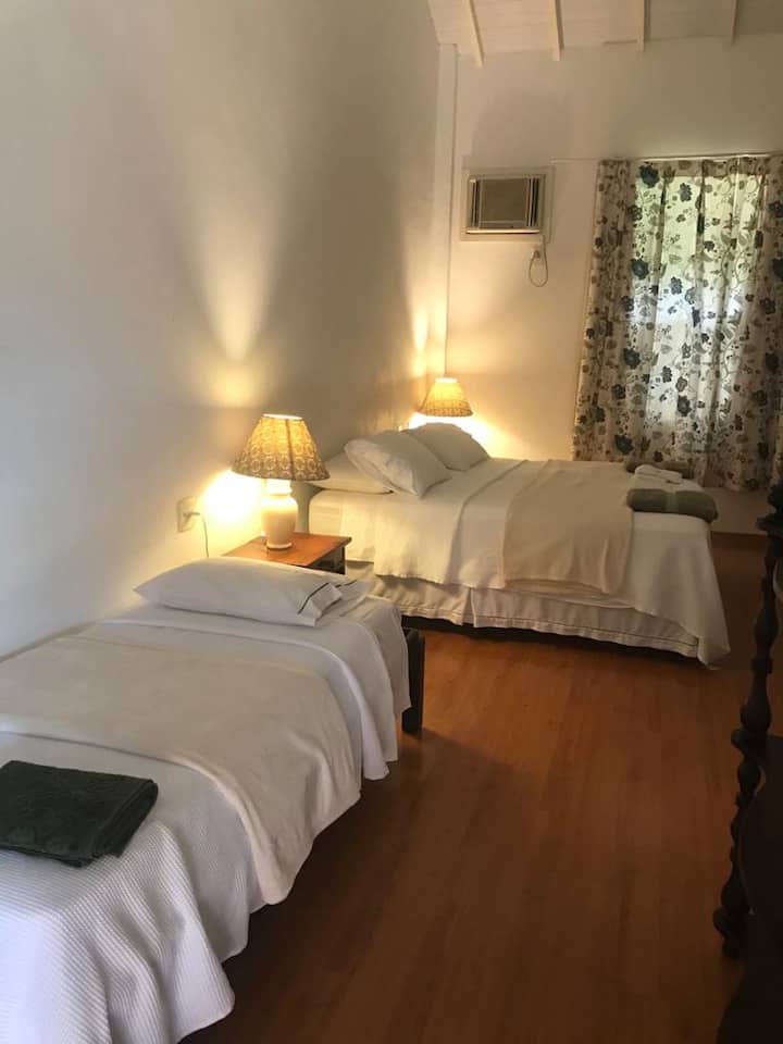 Suite 5 - Dormitorio doble con cama individual