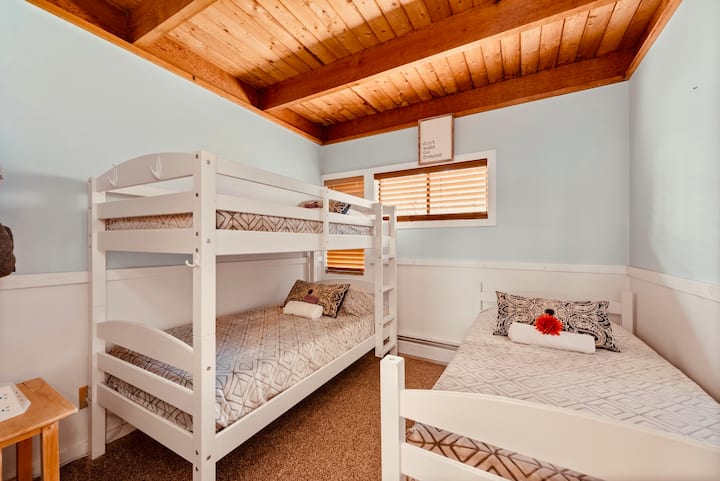 楼下的上下铺房间