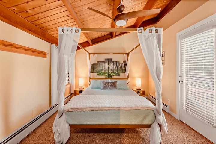 阁楼标准双人床卧室，带树冠床