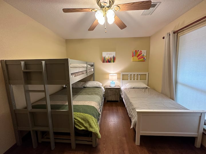 Una cama doble sobre una cama completa. Una cama doble separada. 4 personas pueden dormir.

"YosemiteRiversideRetreat Lo
más destacado: apto para familias, Parque Nacional Yosemite, Bass Lake, vista a la montaña, casa en forma de A, Countryliving, sensación de cabaña, playa secreta fuera de la red.