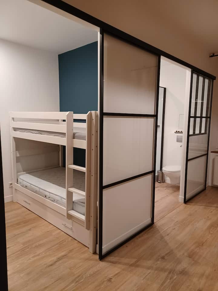 סוויטה משפחתית עם חדר שינה בבקתה
 1 מיטת קומתיים 90x190 + מיטת מגירה אחת 90x190