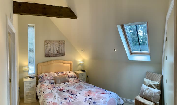 Acogedor dormitorio doble.