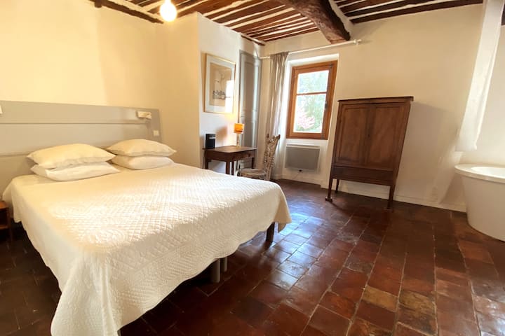 BASTIDE // quarto 1 com banheiro e WC