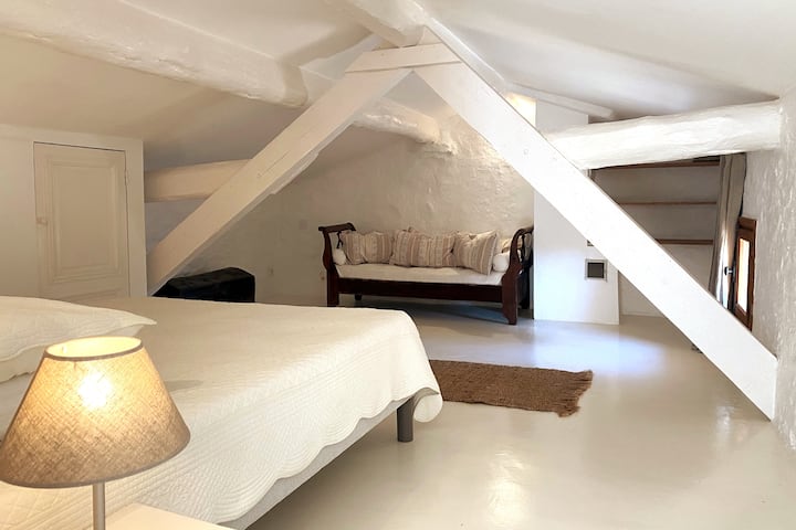 BASTIDE // o grande sótão com seu quarto, sala de estar, área de escritório, banheiro e WC