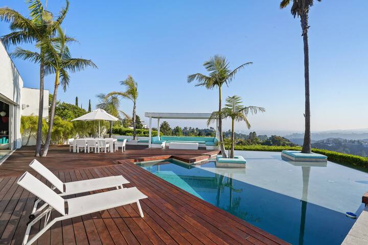 Crest Estate by Stay Awhile Villas gallery image 2