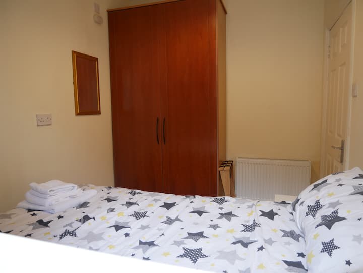 Chambre au rez-de-chaussée trois avec lit simple et penderie équipée