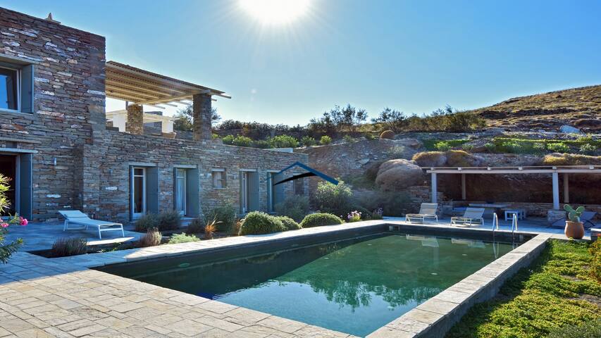 Traditional stone villa with a swimming pool. gallery image 3