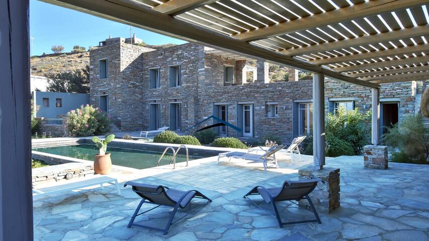 Traditional stone villa with a swimming pool. gallery image 2