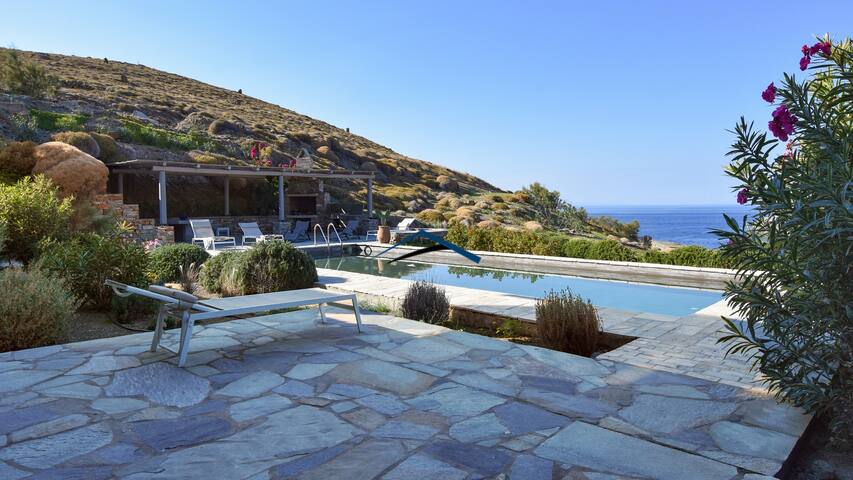 Traditional stone villa with a swimming pool. gallery image 4