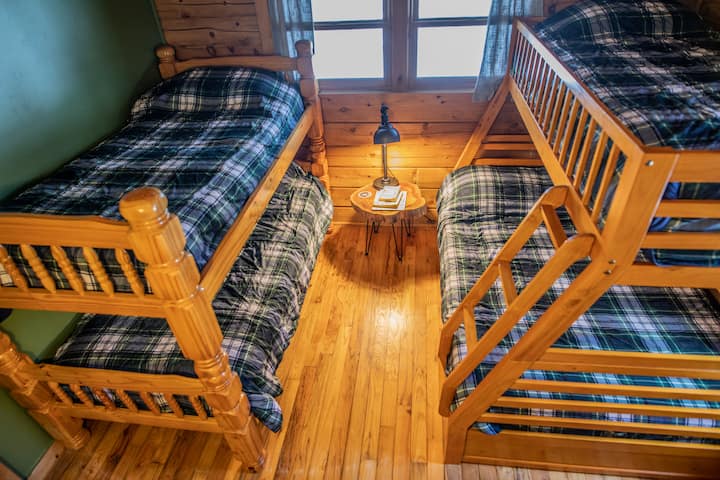 Una famiglia di cinque persone può soggiornare nella nostra accogliente grotta degli orsi (al piano di sotto, camera da letto n. 3). C'è un letto a scomparsa con due letti singoli riposti in questo spazioso armadio.  