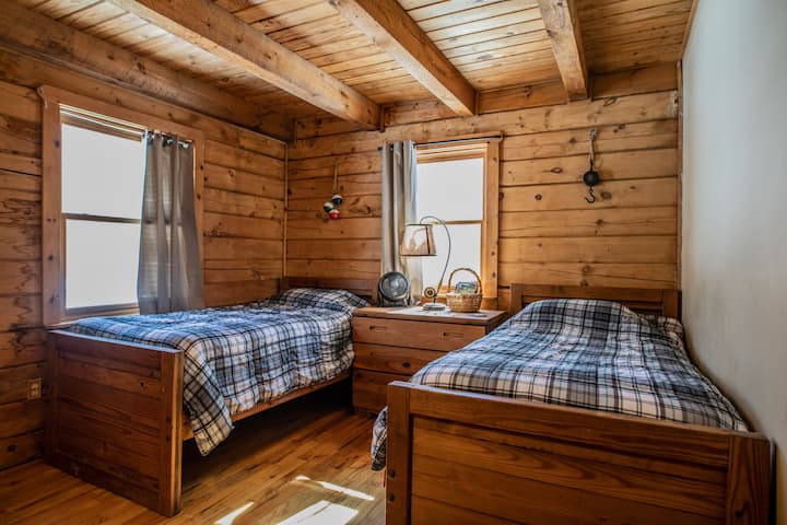 Il nostro Fish Cove (camera da letto n. 2) ha due letti singoli con cassettiera e armadio completo per il tuo deposito.  