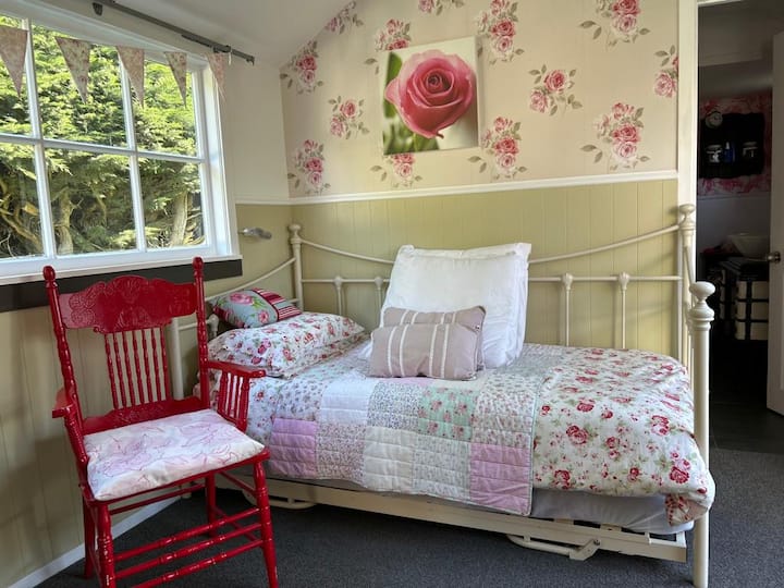 Rose Cottage
 Pretty Countryside Retreat - Darfield