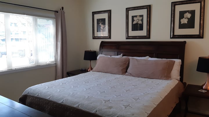 Основна спалня Кинг Легло със самостоятелна баня.