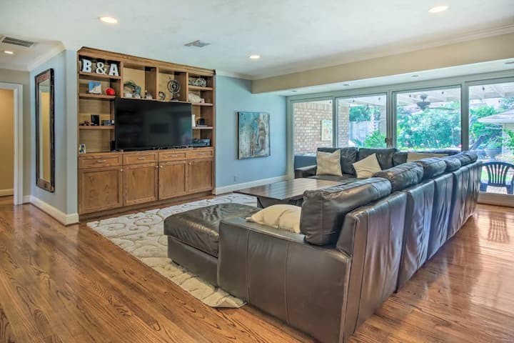 Charming Texas House With Private Pool Oasis - Houston, TX