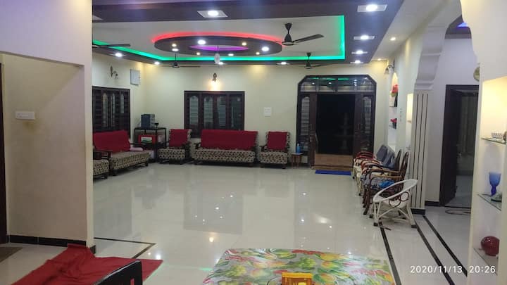 Sala de estar colorida.