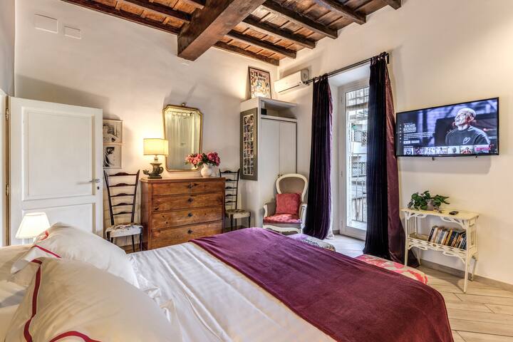 Stylish and Elegant Home in the Heart of Rome gallery image 3