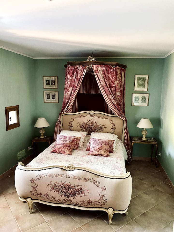 საძინებელი „Amous“, რომელიც მდებარეობს პირველ სართულზე, ცალკე სააბაზანოთი