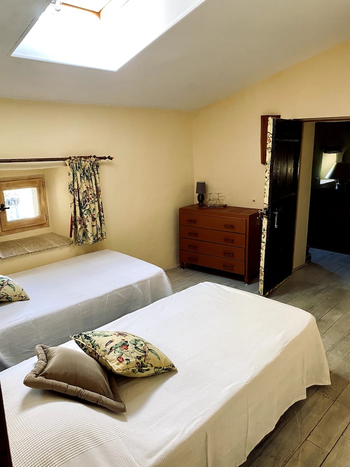 Ოთახი „Camplonne“, რომელიც მდებარეობს მე ‑ 2 სართულზე, ცალკე სააბაზანოთი