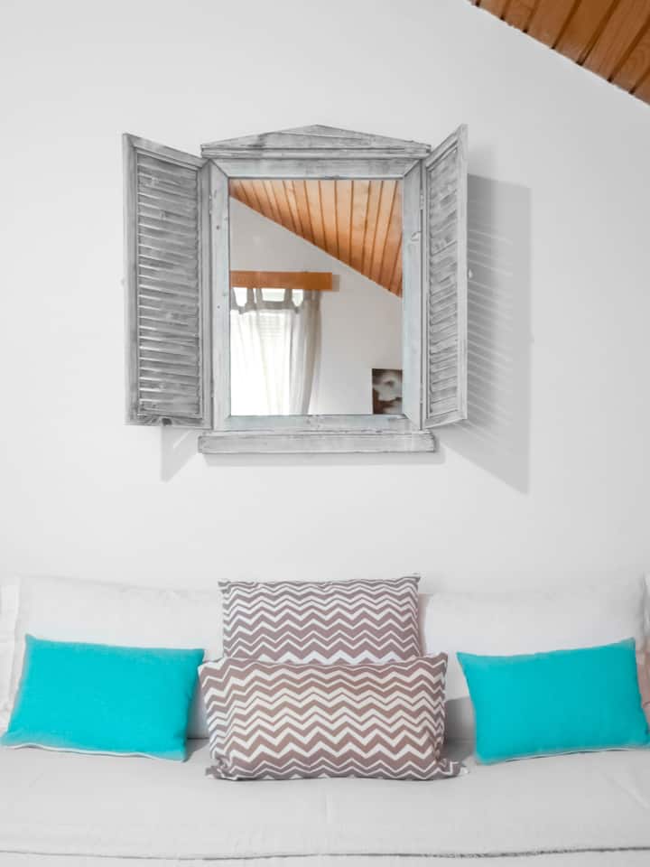 غرفة 1. سرير مزدوج واحد لمدة تصل إلى شخصين، وحدة تكييف الهواء، وخزانة.