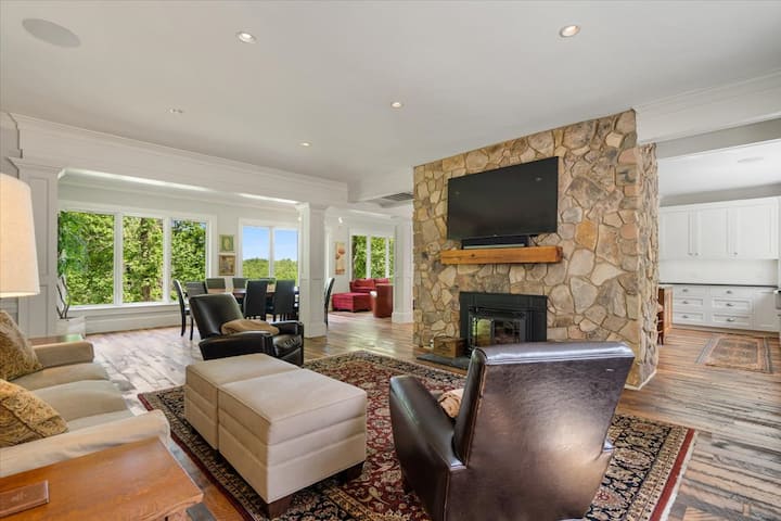 Large Estate In Town W/ Water View, Pool, Hot Tub - Charlottesville, VA