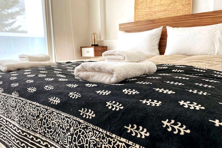 Bračni krevet (160x200) ili 2 odvojena kreveta s pogledom na planine + 
1 fotelja za 3 osobe u dnevnom boravku.