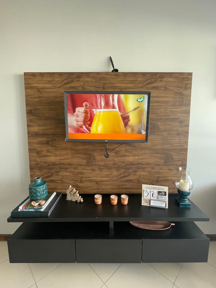 Sala de estar con TV digital conectada a wifi y apoyo de 360 grados para ajustar y poder ver la televisión desde cualquier lugar: mesa de comedor, sofá de la sala de estar o balcón.