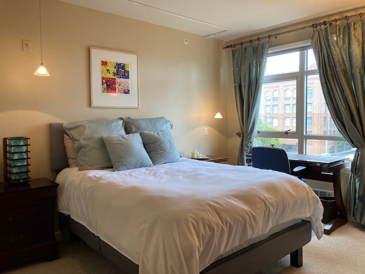 面向水景的主卧