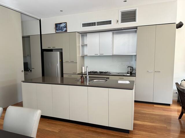 Melbourne, Luxury Family Home, Maribyrnong River gallery image 5