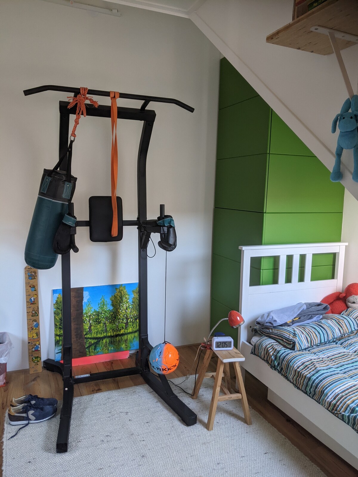 La habitación de Jesse tiene un pequeño gimnasio.
