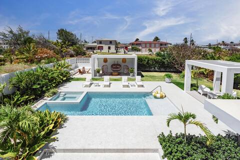 5 Bed 4 Bath Villa Pool, Jacuzzi 4 min Crane Beach