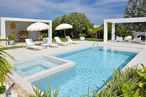 5 Bed 4 Bath Villa Pool, Jacuzzi 4 min Crane Beach