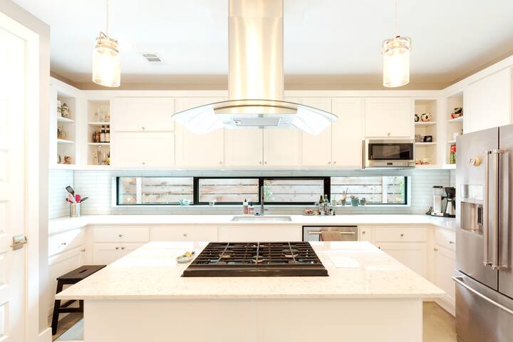 Skyline Views from Three Level Home in East Austin gallery image 4