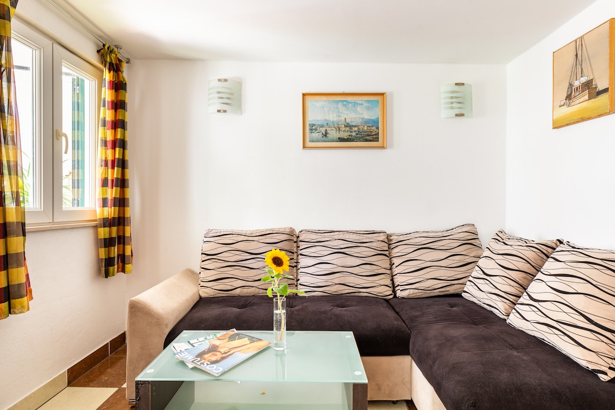 ספה פינתית עם 3 מושבים ושולחן odmaranie 