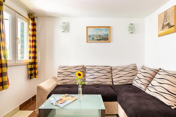 โซฟาเข้ามุม 3 ที่นั่งและโต๊ะ odmaranie 