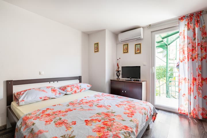 ห้องพักชั้น 2 มีระเบียงและทีวี มีเครื่องปรับอากาศด้วย