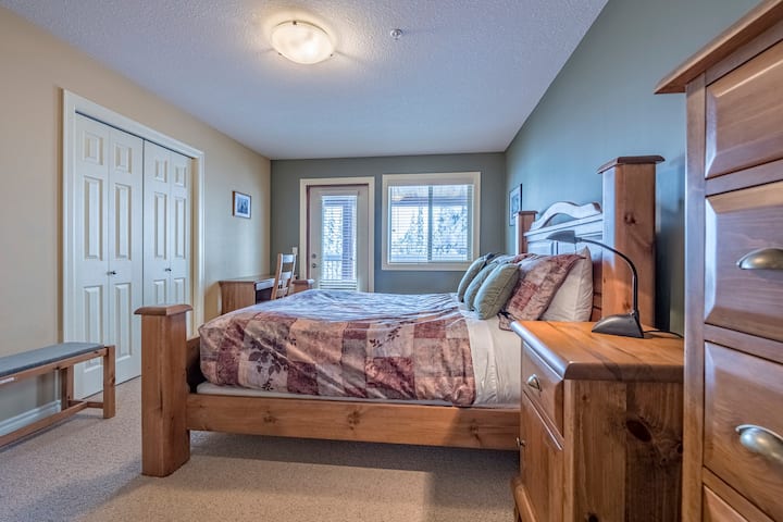 Dormitorio principal en el nivel inferior - Cama doble